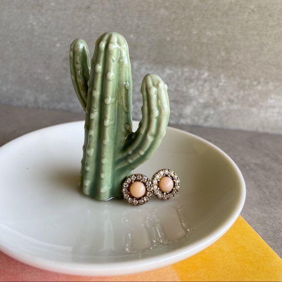 Minimal Swarovski Blush Earrings - Picture 3 of 10